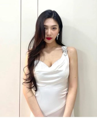 '크러쉬' 조이, 핫핑크 크롭티 입고 개미허리+11자 복근 자랑