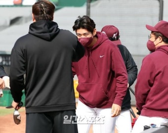 [포토]류현진과 인사하는 이정후