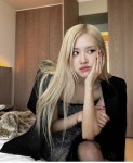 로제, 호텔 침대에서 아찔한 시스루 패션...부러질 것 같은 극세사 몸매