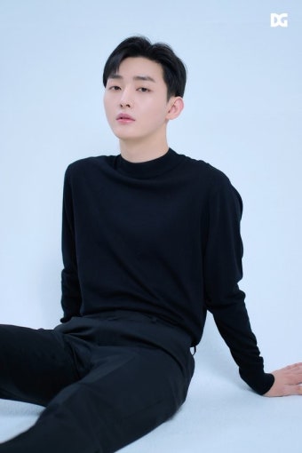 윤지성, 신생 DG엔터테인먼트와 전속계약… 약 1년 만 가수 컴백