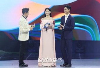 [포토]수지-박보검, '신동엽 극찬하게 만드는 비주얼'
