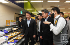 정용진 부회장, 리뉴얼한 이마트 연수점 방문...현장 경영