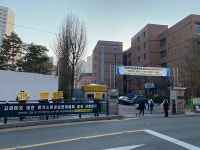 [현장스케치] 초등학교 통학로 옆 충전소? 아이들의 안전한 통행로가 보장되지 않는 나라