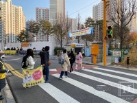 [현장스케치] 초등학교 통학로 옆 충전소? 아이들의 안전한 통행로가 보장되지 않는 나라