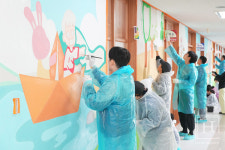 한국타이어, 초등학교 외벽에 벽화 그리기 임직원 봉사