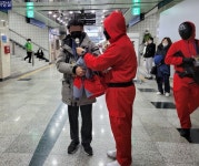 춘천 원도심에 등장한 오징어 게임 인기 만점