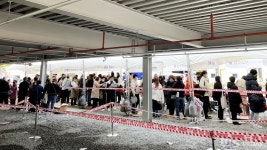 300만원 줄값, 30분 뒤 50만원으로⋯새치기‧고성 난무한 아파트 선착순 계약 현장