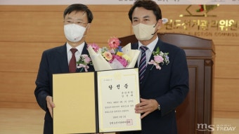 강원도선관위, 김진태 강원도지사·신경호 강원도교육감 당선인에 당선증 전달