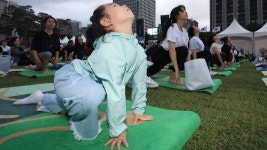 [투데이 포토] 세계 요가의 날 광화문의 달빛 요가 클래스