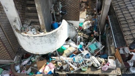 음란성 벽보와 쓰레기 가득 등굣길⋯지자체 재산권 침해 핑계로 방관