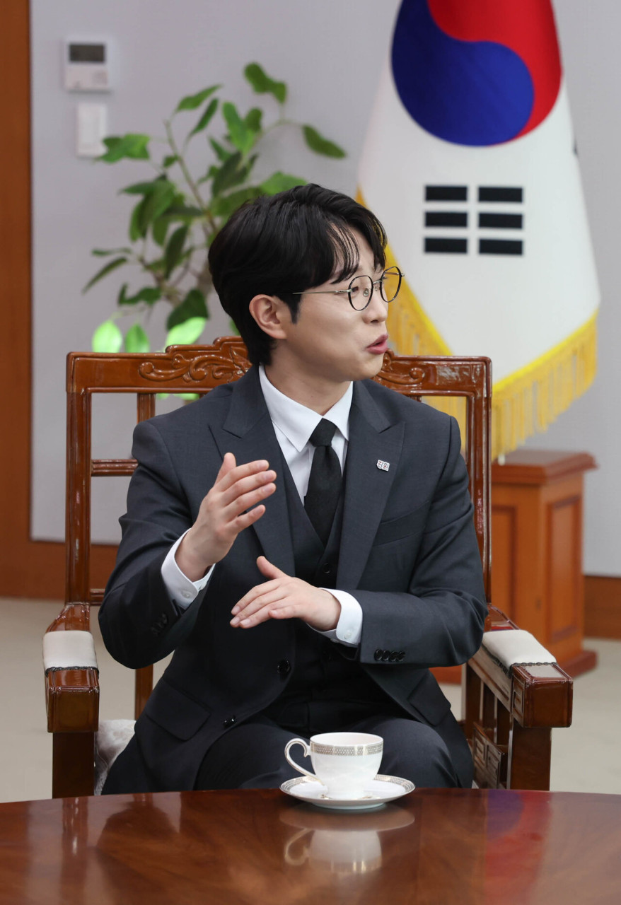 안성훈, 안성시 홍보대사로 위촉…고향 애정 잇는 트로트 가수, 지역 발전 약속
