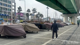 남춘천역 아래 무단 점령한 캠핑용 트레일러⋯춘천시 ″행정 조치 예정″