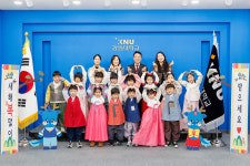 강원대 어린이집 원생들, 김헌영 총장에 세배 인사