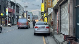 인도 없는 이면도로, 아슬아슬 보행자들