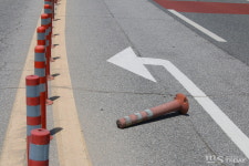 끊어지고, 뽑히고⋯도로 위 장애물 시선유도봉