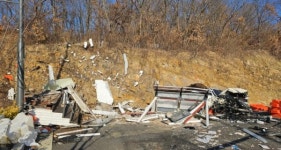 벤츠 돌진해 간이화장실 내 60대 남성 숨져...운전자도 중상