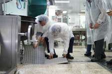 하윤수 교육감, 급식조리실 그레이팅 경량화 사업 현장 점검