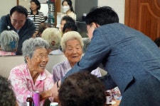 윤병태 나주시장, 경로당 무더위쉼터 방문…소통 행보 나서