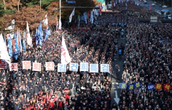 거리로 나온 시민들 