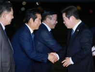 이 대통령, 미·일 순방 마치고 귀국…쌓인 국내외 현안 점검
