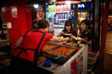 KB국민카드 수수께끼 안경원 조회수 100만 돌파