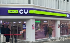 [현장] 여기가 편의점?...CU, 성수 디저트 특화점 오픈 여성·외국인 공략