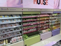 [현장] 여기가 편의점?...CU, 성수 디저트 특화점 오픈 여성·외국인 공략