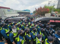CU 물류센터 대체수송 중 화물차 조합원 돌진... 1명 사망 참변