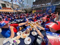 케이티엑스오비(KTX OB)광장 | [현장] 오비맥주 카스, 을지로 달맞이광장서 '뷰잉펍' 개최…평일 오전 300여명 운집
