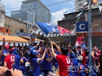 케이티엑스오비(KTX OB)광장 | [현장] 오비맥주 카스, 을지로 달맞이광장서 '뷰잉펍' 개최…평일 오전 300여명 운집