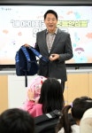 오세훈 서울시장, 신입생에 초등안심벨 작동법 시연...안전 등하굣길 등 일상 속 안전망 지속 강화