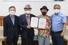 채규선 작가, 당진문화재단에 <학유정> 등 서예작품 기증