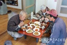 정성 가득 점심식사 마을회관에서 함께우강면 대포리 농번기 공동급식