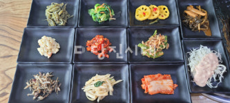 가지각색 밑반찬과 자반고등어의  보리밥정식으로 인기몰이송산면 삼월리 미루나무