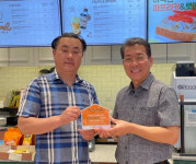 당진시노인복지관, 후원업체 5개소에 현판 전달