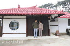 [업체탐방] 감성스테이 산아래 (송산면 칠절리) 자연 속에서 오롯한 쉼을…빨간 지붕 산아래