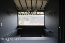 [업체탐방] 감성스테이 산아래 (송산면 칠절리) 자연 속에서 오롯한 쉼을…빨간 지붕 산아래