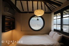 [업체탐방] 감성스테이 산아래 (송산면 칠절리) 자연 속에서 오롯한 쉼을…빨간 지붕 산아래