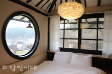 [업체탐방] 감성스테이 산아래 (송산면 칠절리) 자연 속에서 오롯한 쉼을…빨간 지붕 산아래