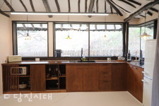 [업체탐방] 감성스테이 산아래 (송산면 칠절리) 자연 속에서 오롯한 쉼을…빨간 지붕 산아래