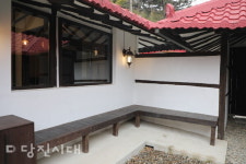 [업체탐방] 감성스테이 산아래 (송산면 칠절리) 자연 속에서 오롯한 쉼을…빨간 지붕 산아래