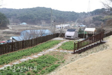 [업체탐방] 감성스테이 산아래 (송산면 칠절리) 자연 속에서 오롯한 쉼을…빨간 지붕 산아래