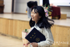 졸업 두 글자에 담긴 환희와 이별