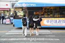 뒤엉킨 구터미널, 눈치껏 보행으로 아슬아슬
