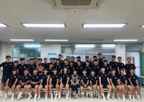 [세상 사는 이야기] 신평중·고등학교 축구부의 식사를 책임지는 유근숙 씨(68)   25년째 축구부 급식실 지키는 어머니