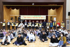 학생들에게 가래떡 나누며 농민의 결실 전해