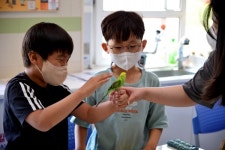 생명존중을 오감으로 배우는   사육사와 함께하는 동물사랑 체험