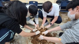 EM흙공  만들어 우리 지역 하천에 넣어요 영림중학교 친환경 교육