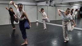 리케이댄스 짓눌린 인생들과 어울려 삶의 무게감을 푸닥거리