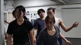 리케이댄스 짓눌린 인생들과 어울려 삶의 무게감을 푸닥거리